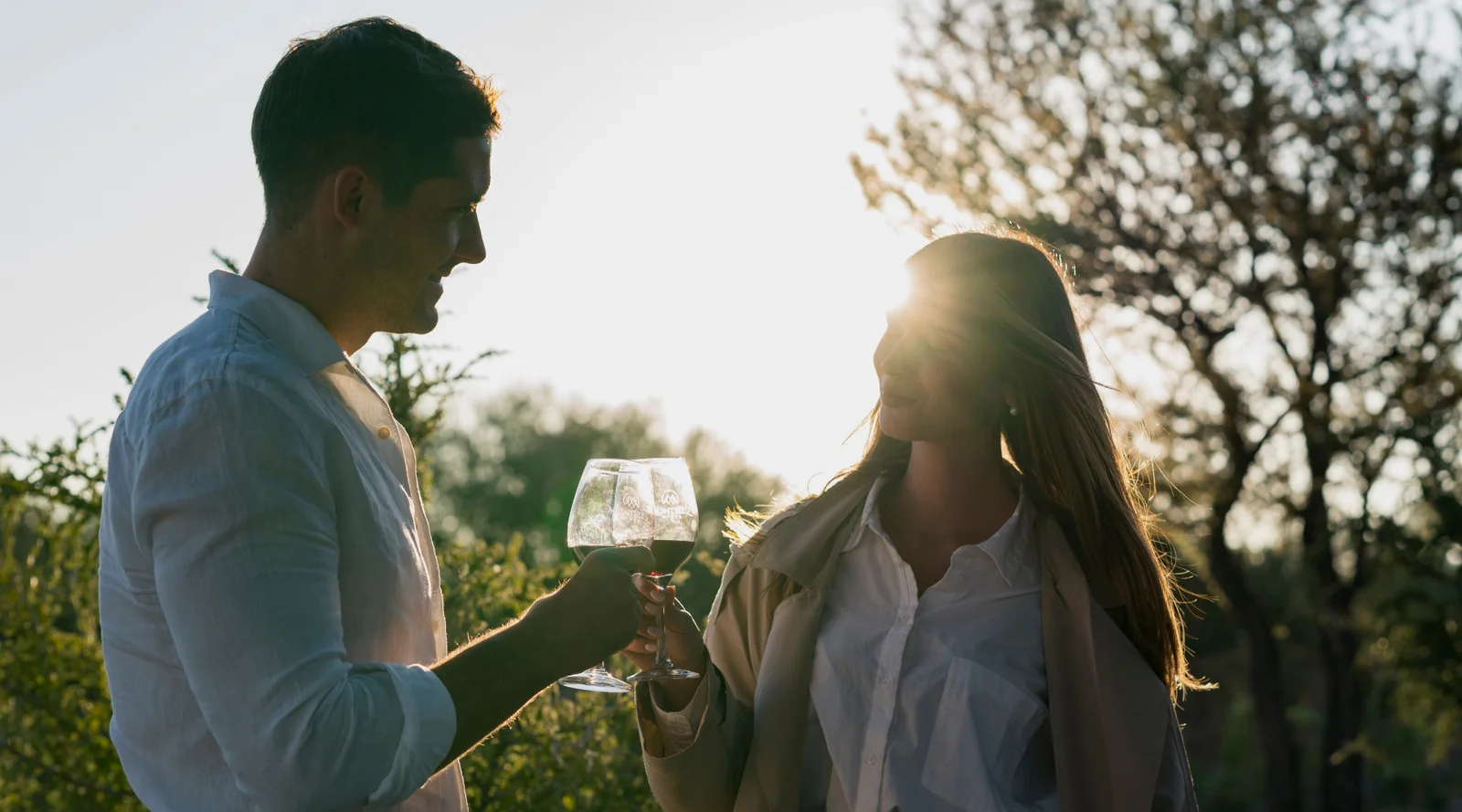 Pareja brindando al atardecer en Monteluz